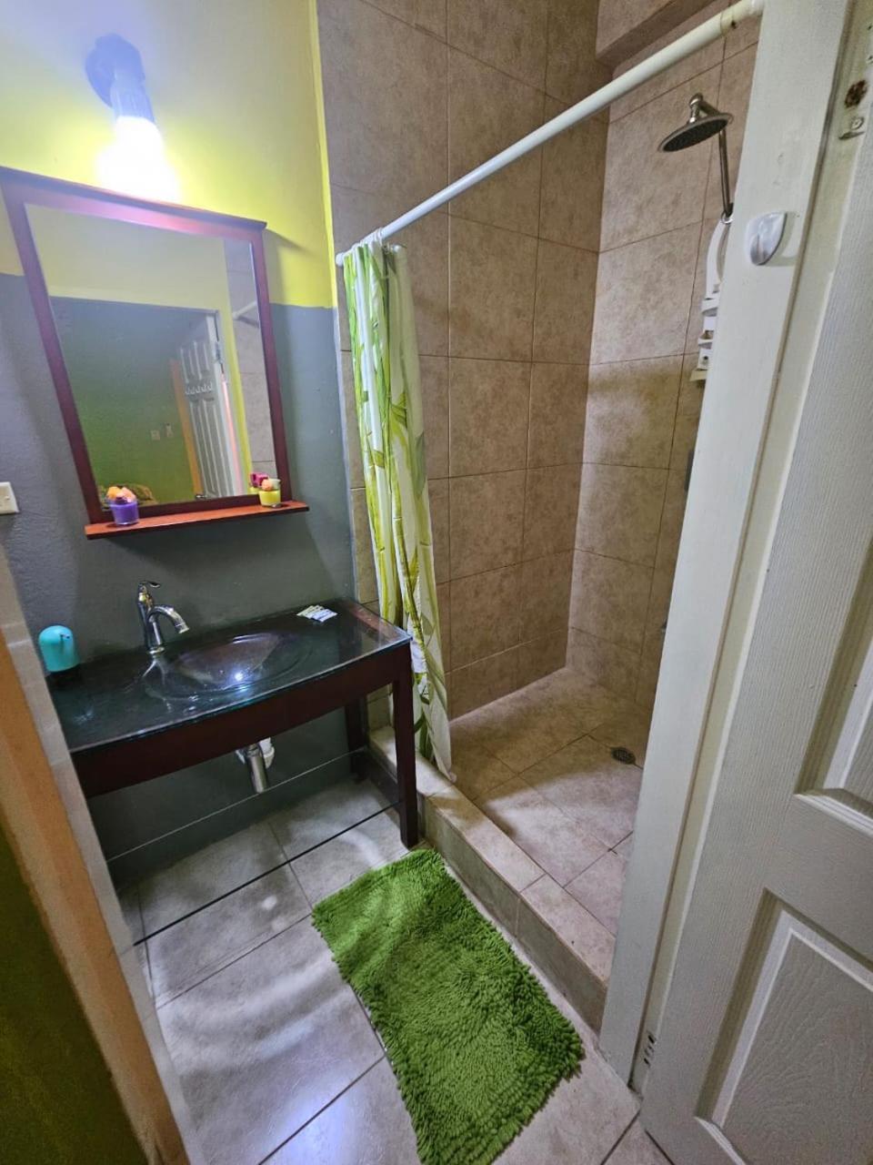 Fish Tobago Guesthouse Or Joy And Brandon Guesthouse Buccoo Zimmer foto